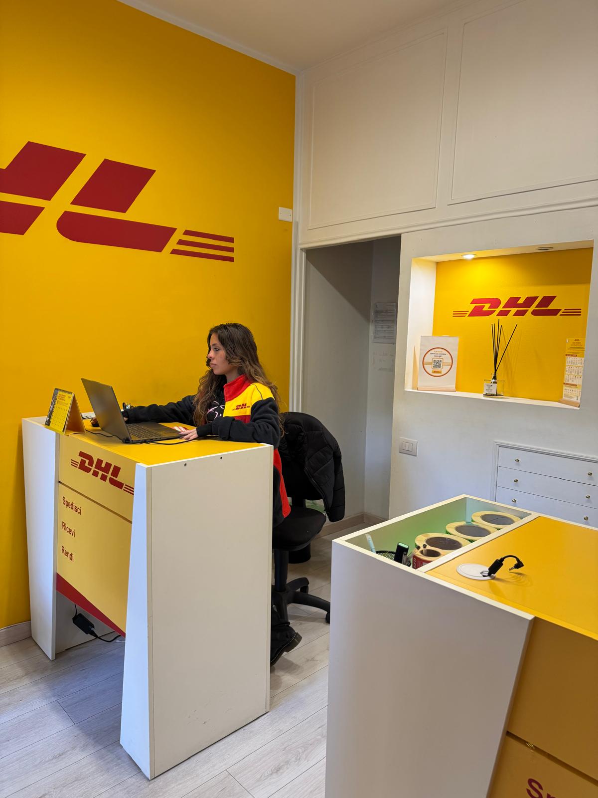 DHL NAPOLI CHIAIA - Vetrina (1)