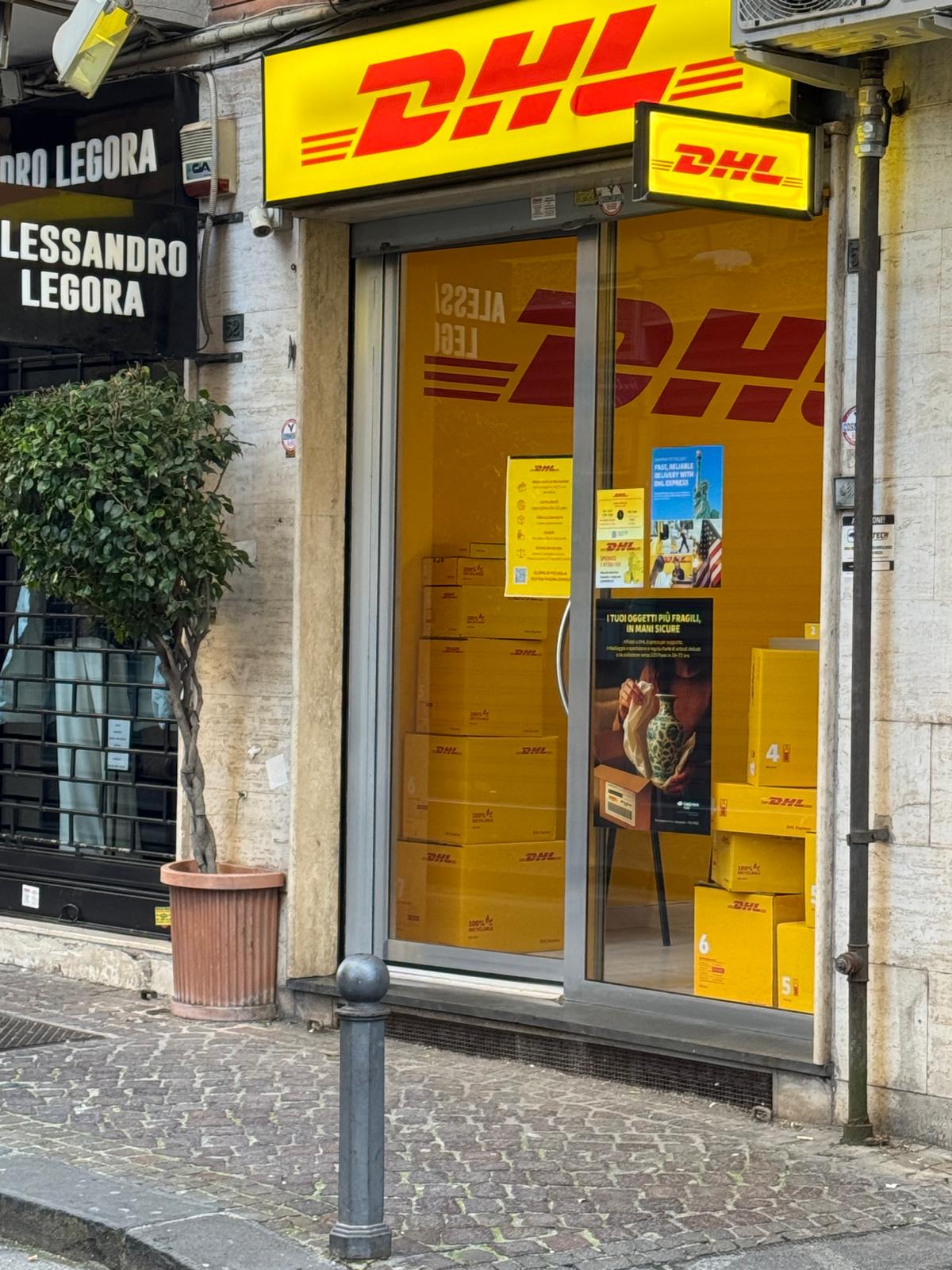 DHL NAPOLI CHIAIA - Vetrina (3)