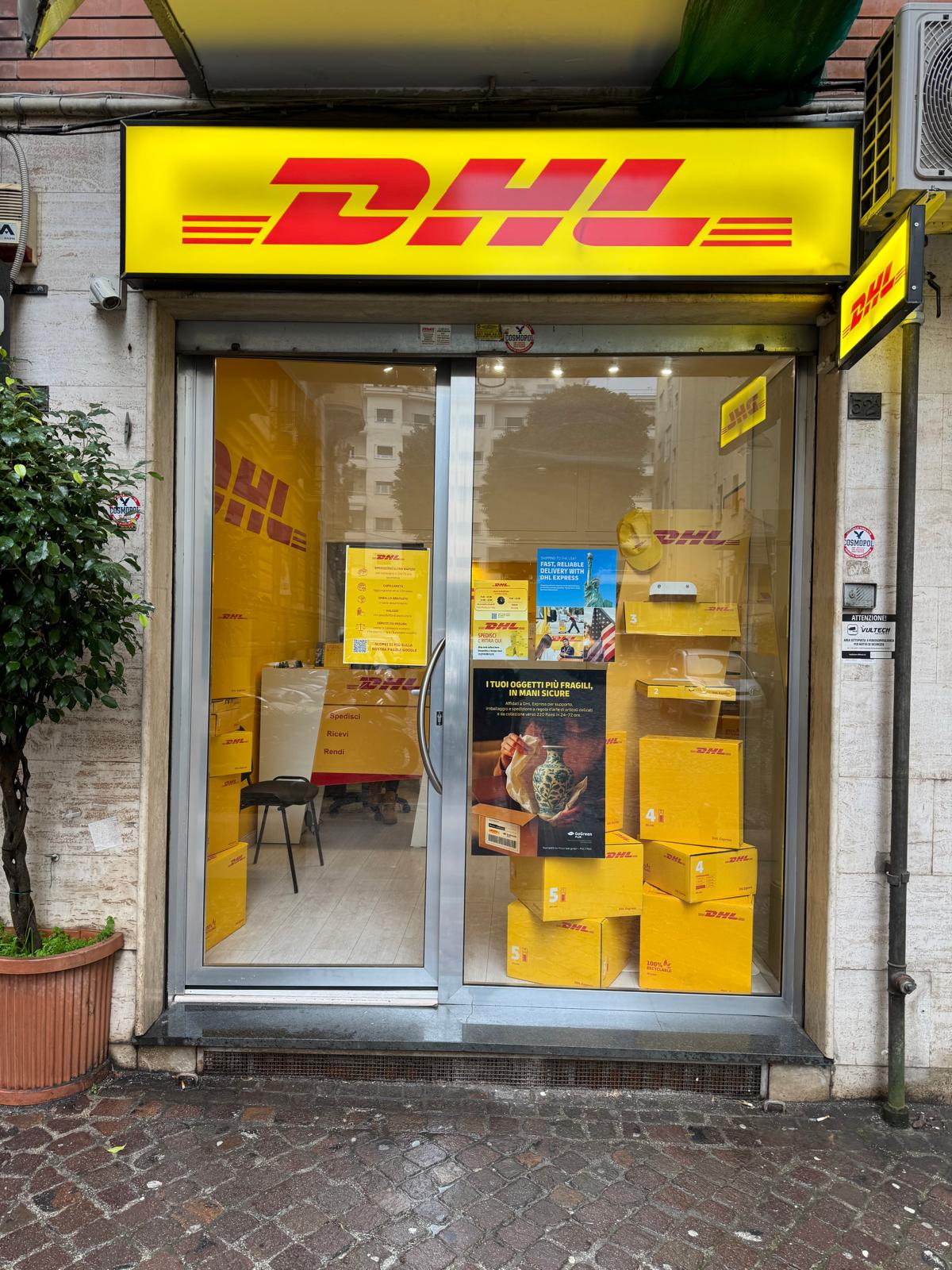 DHL NAPOLI CHIAIA - Vetrina (4)
